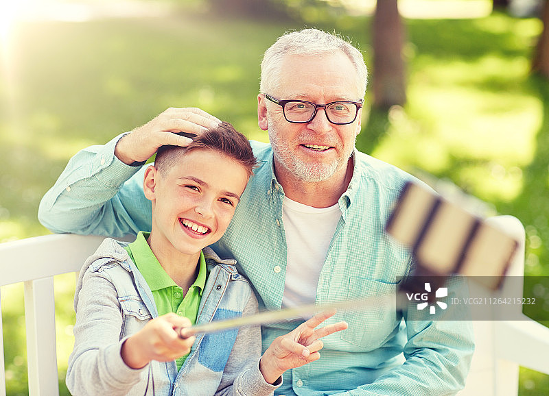 祖孙在夏日公园用自拍杆自拍图片素材