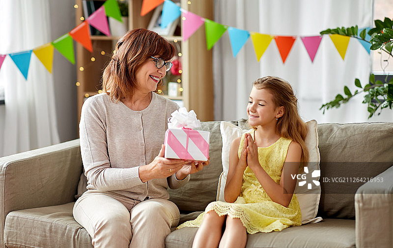 奶奶给孙女送生日礼物图片素材