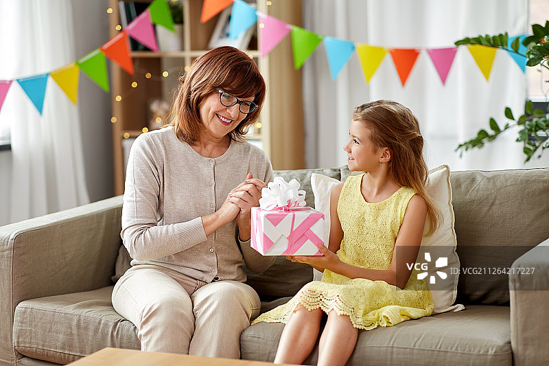 奶奶给孙女送生日礼物图片素材