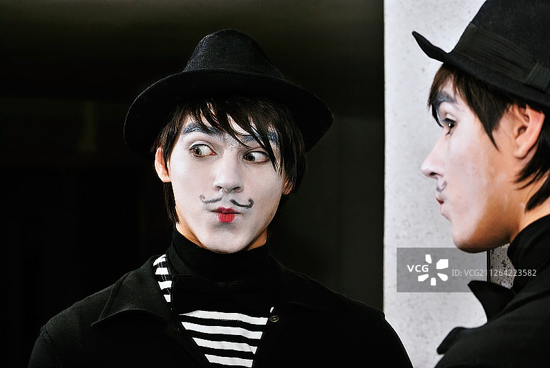 镜子前的哑剧演员特写图片素材