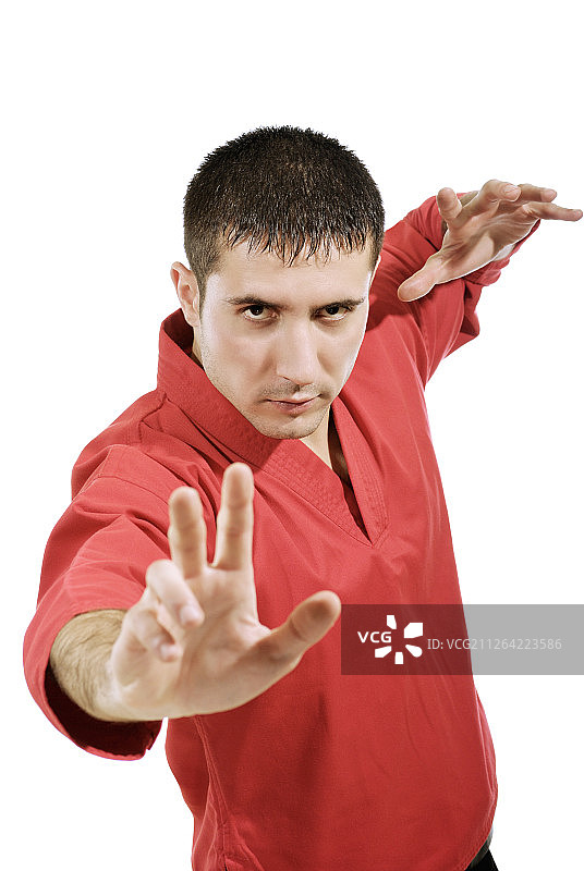 穿着红色和服的严肃男人图片素材