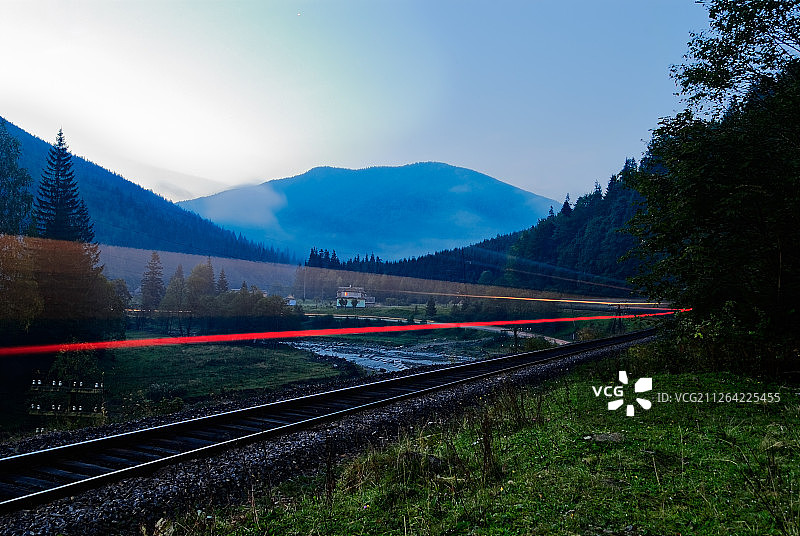 铁轨上的冰光。高速列车图片素材