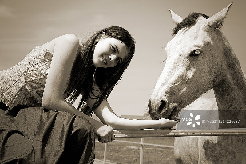 迷人的女孩和马的户外肖像照图片素材