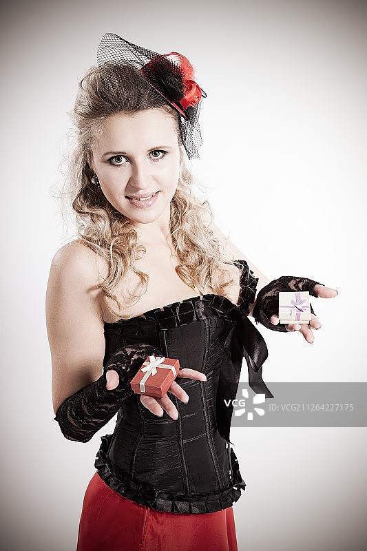 穿着紧身胸衣的迷人女孩和礼物图片素材