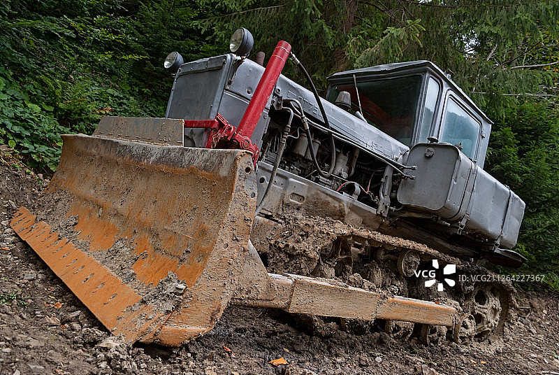 泥泞的拖拉机图片素材