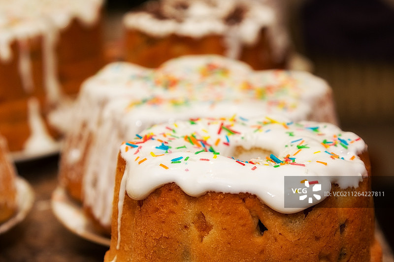 自制复活节蛋糕，配有糖霜和葡萄干图片素材