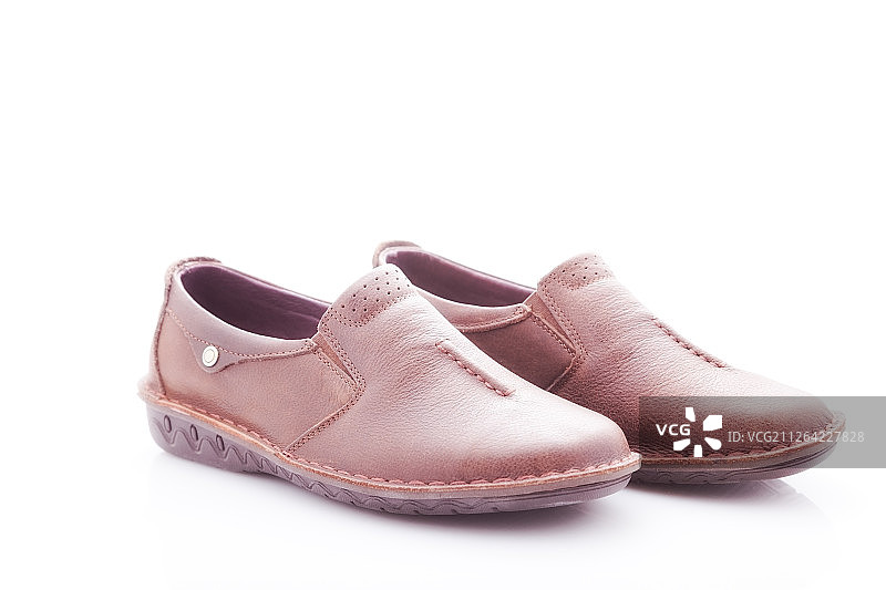 白色背景上的时尚舒适棕色女士软皮鞋图片素材