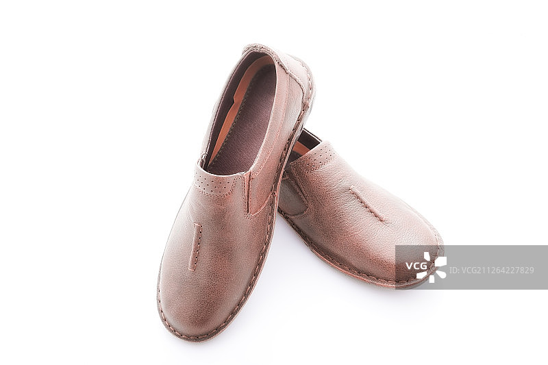 白色背景上的时尚舒适棕色女士软皮鞋图片素材