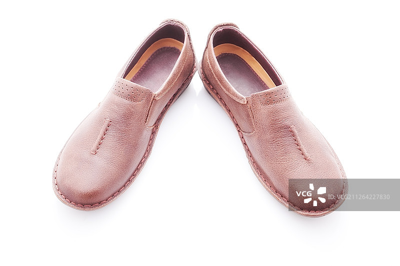白色背景上的时尚舒适棕色女士软皮鞋图片素材