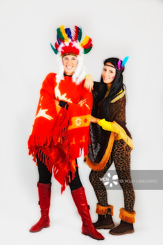 两个穿着印第安服装的女孩图片素材