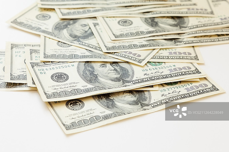 白色背景上的大量100美元钞票图片素材