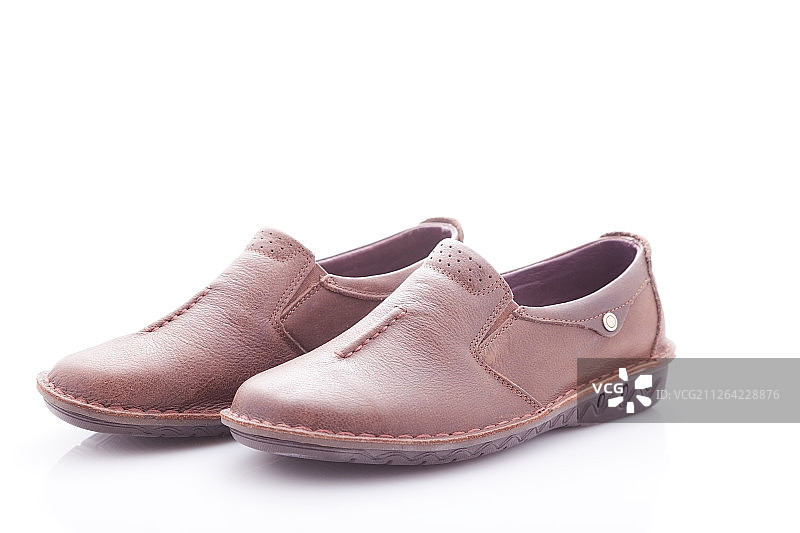 白色背景上的时尚舒适棕色女士软皮鞋图片素材
