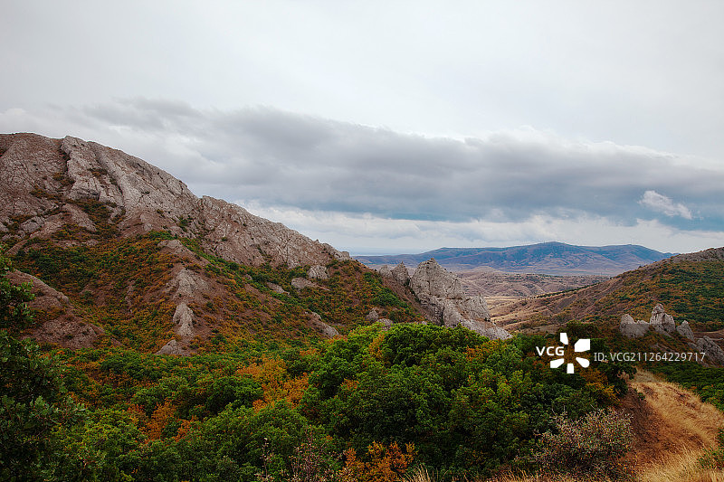 美丽的山景阳光明媚的山谷背景图片素材