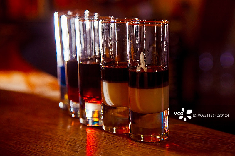 吧台上的鸡尾酒图片素材