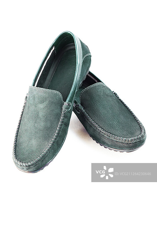 白色背景上的舒适男士软皮鞋特写图片素材