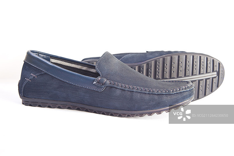 白色背景上的舒适男士软皮鞋特写图片素材