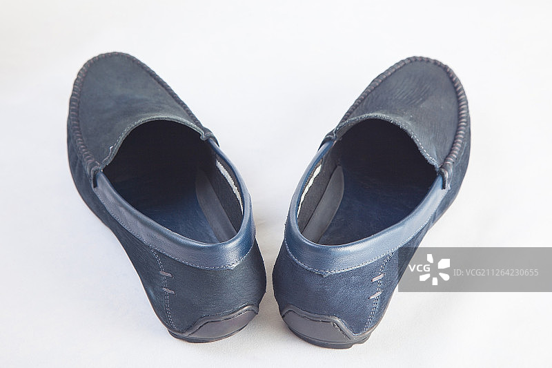 白色背景上的舒适男士软皮鞋特写图片素材