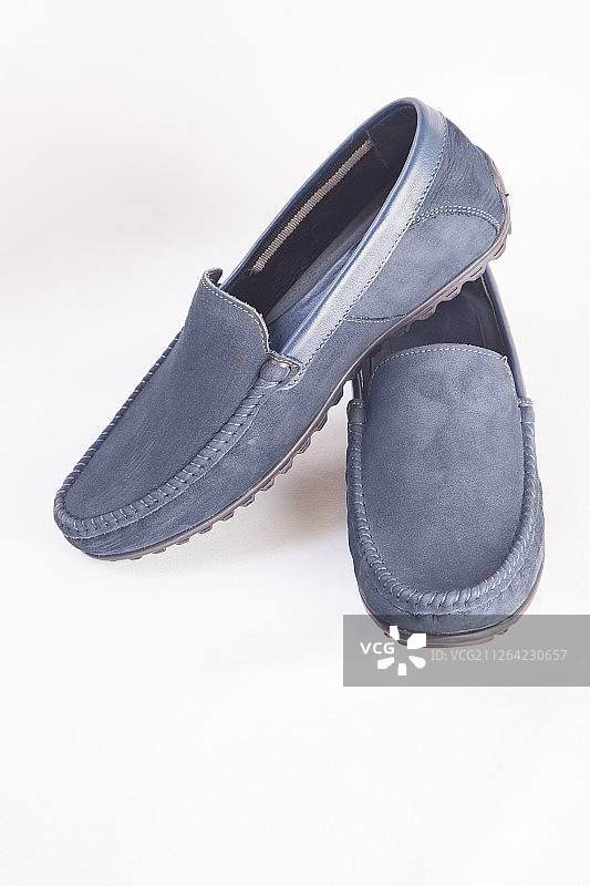 白色背景上的舒适男士软皮鞋特写图片素材