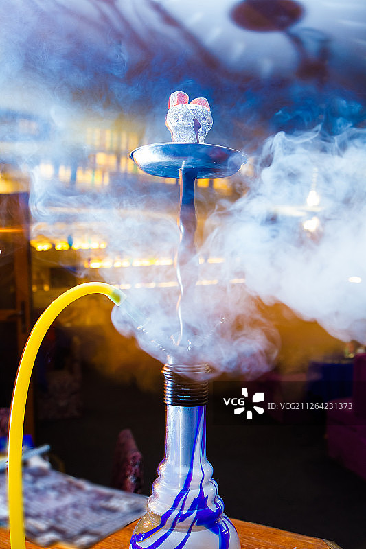 水烟碗中美丽的烟雾，特写镜头图片素材