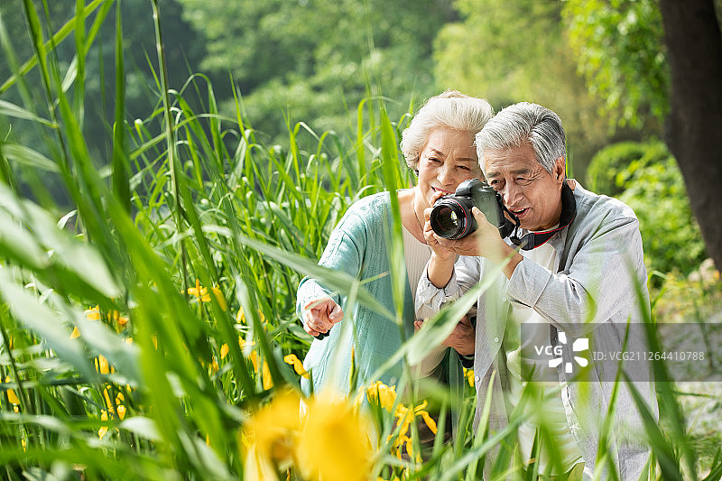 老年夫妇在公园里拍照图片素材
