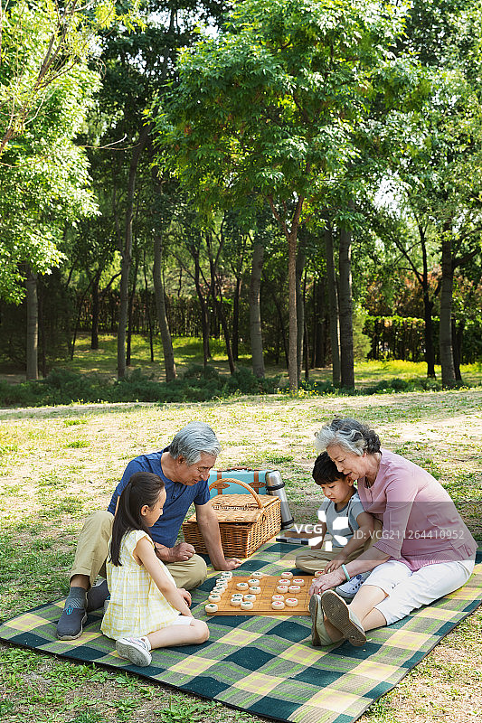 欢乐家庭在户外下象棋图片素材