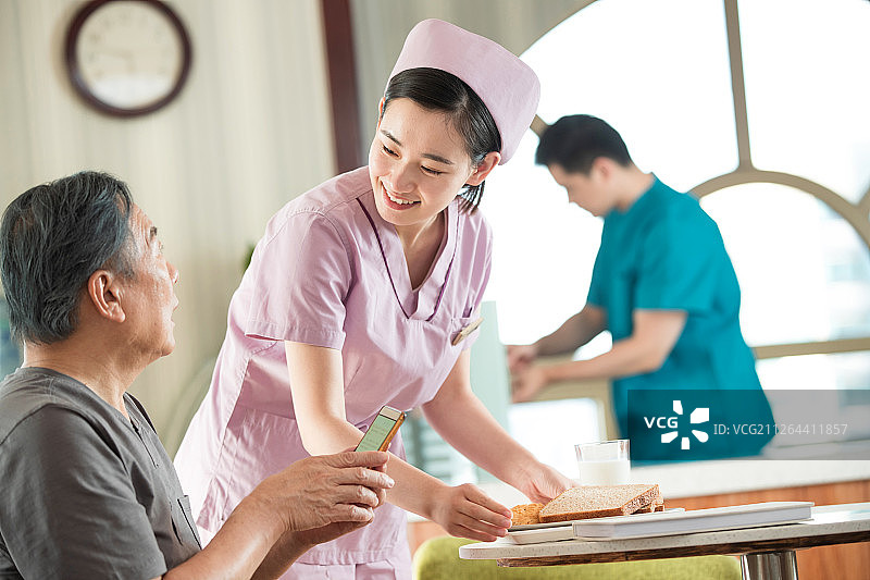 护士照顾老年人用餐图片素材