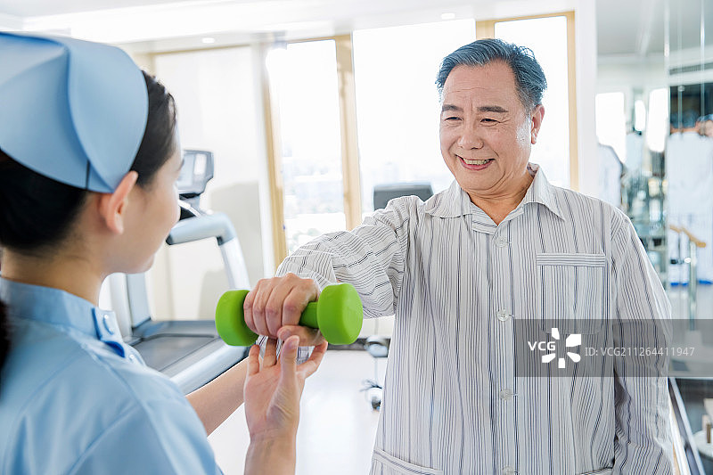 女护士协助病人康复锻炼图片素材