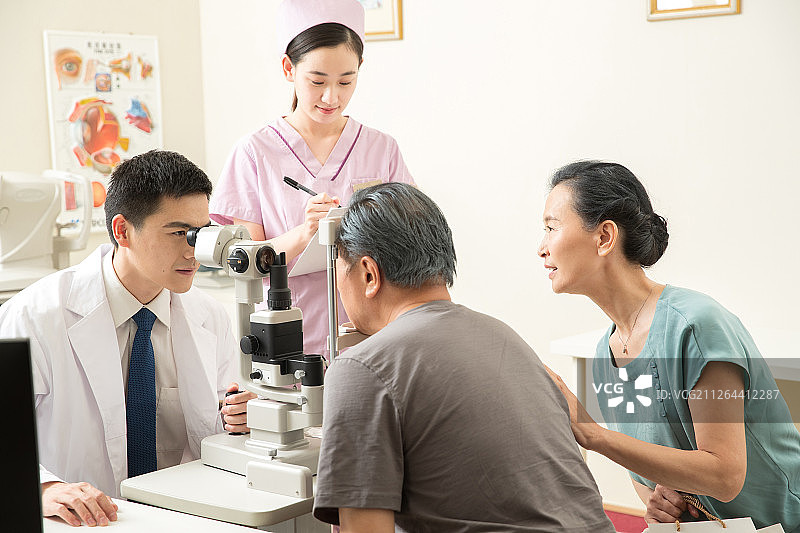 医生给患者检查眼睛图片素材