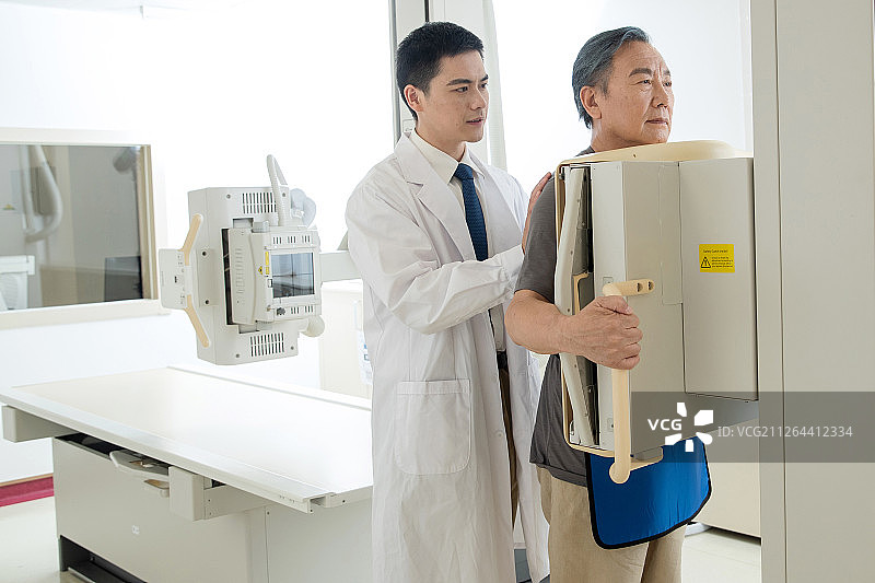 医生给患者做X光检查图片素材