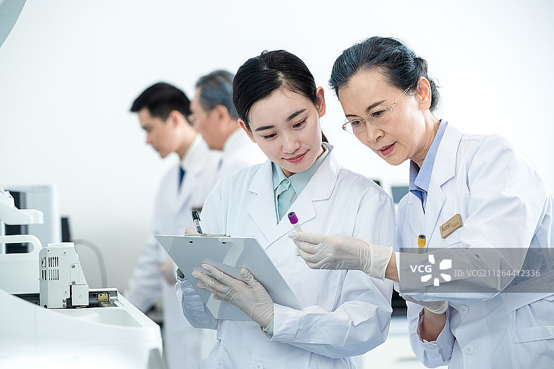 医学专家做研究分析图片素材