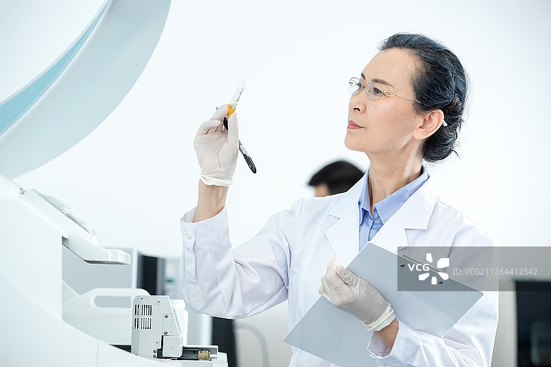 医学专家做研究分析图片素材