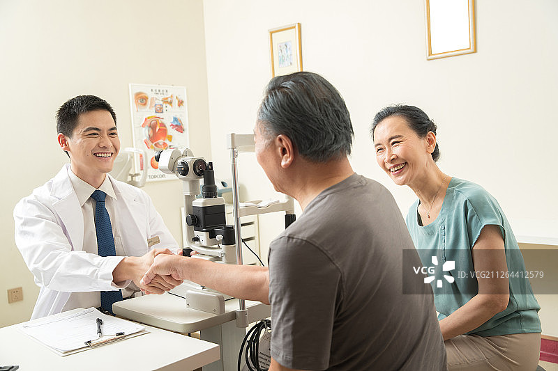 医生给患者检查眼睛图片素材