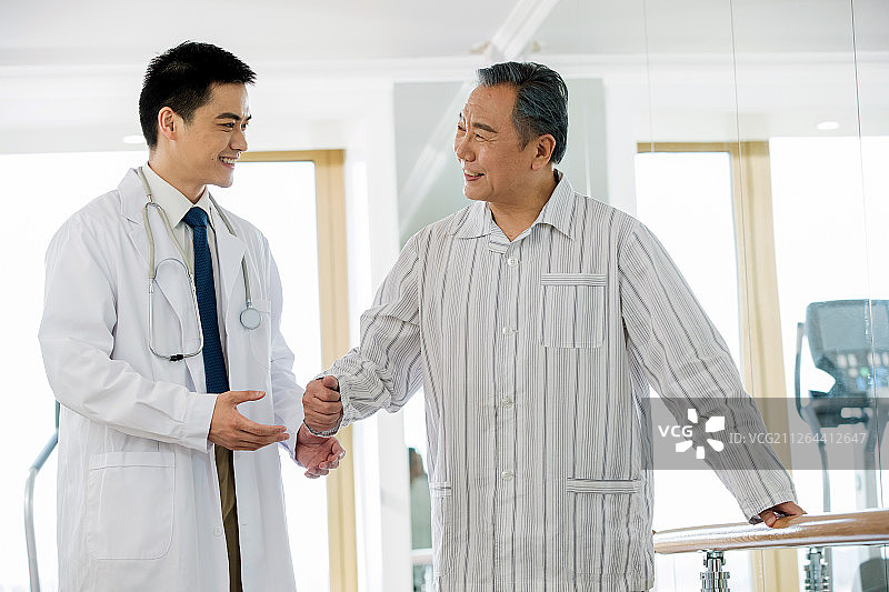 医生帮助病人康复锻炼图片素材