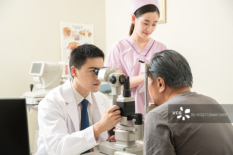 医生给患者检查眼睛图片素材