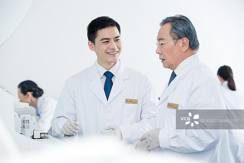 医学专家做研究分析图片素材