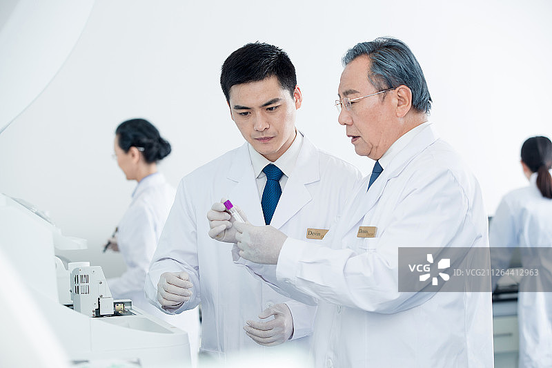 医学专家做研究分析图片素材