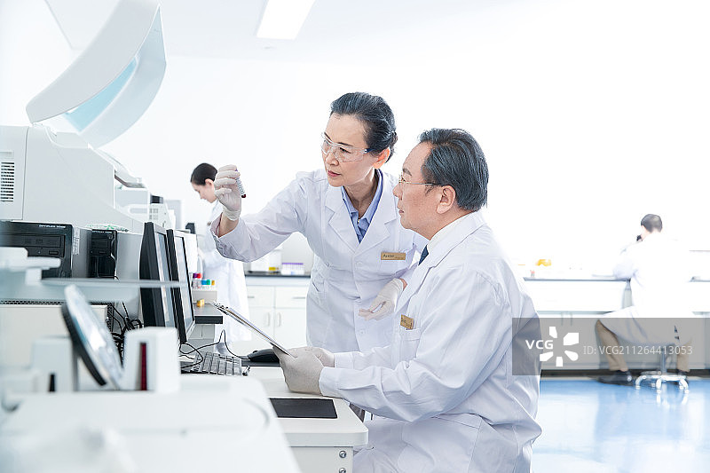 医学专家做研究分析图片素材
