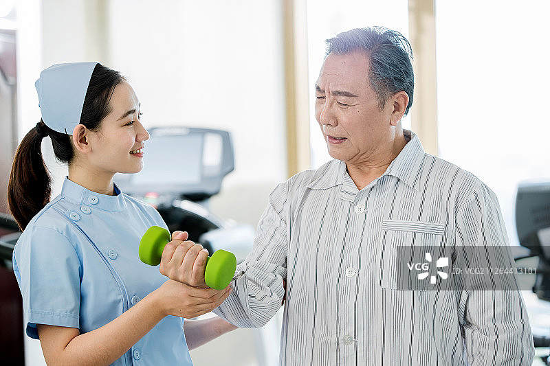 女护士协助病人康复锻炼图片素材