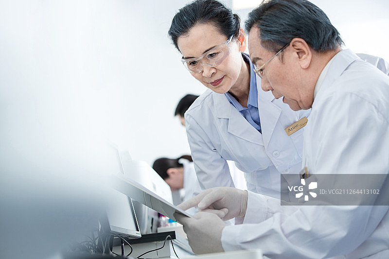医学专家做研究分析图片素材