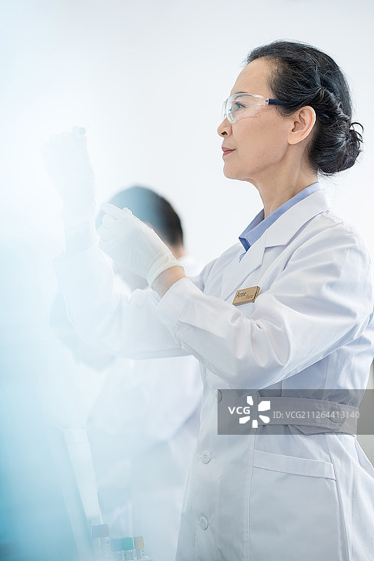 医学专家做研究分析图片素材