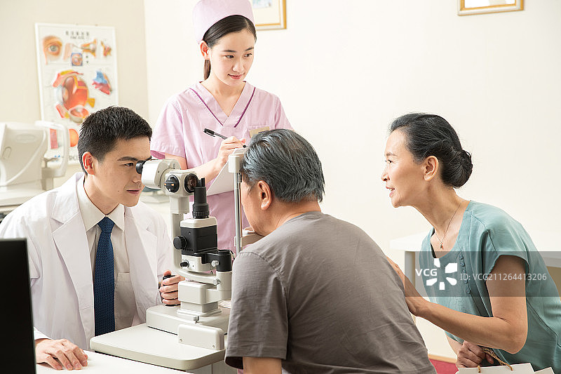 医生给患者检查眼睛图片素材