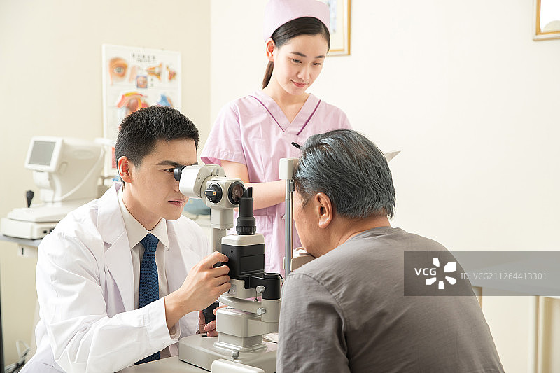 医生给患者检查眼睛图片素材
