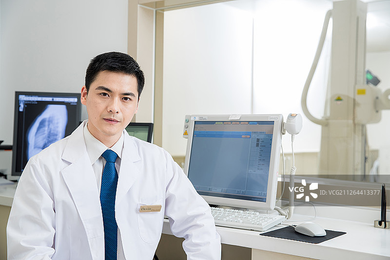 自信的男医生图片素材
