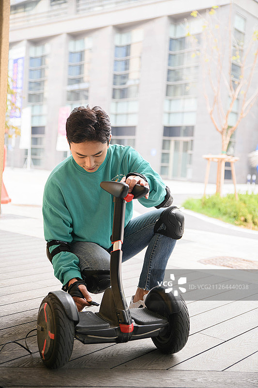 智能出行生活概念，年轻人使用电动汽车 003图片素材