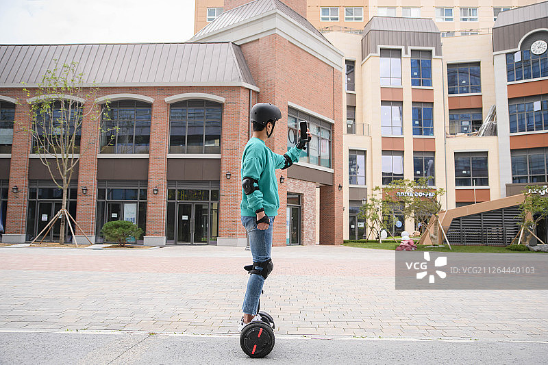 智能出行生活概念，年轻人使用电动汽车，电动汽车049图片素材
