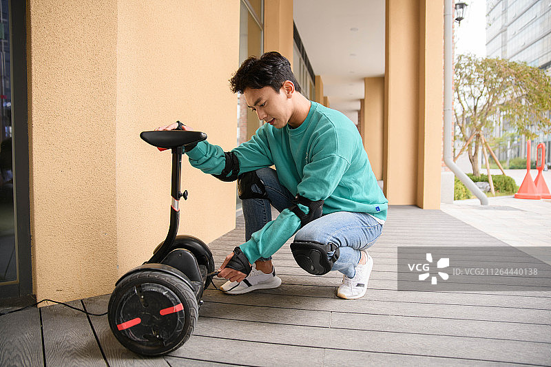 智能出行生活概念，年轻人使用电动汽车图片素材