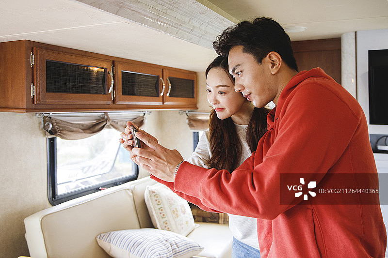 在韩国济州岛露营或旅行的快乐年轻夫妇图片素材