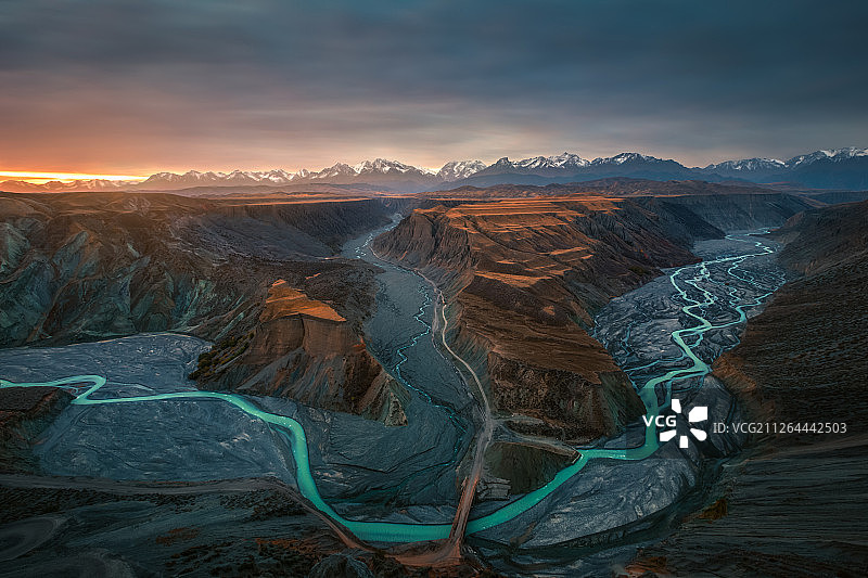 新疆安集海大峡谷日出朝霞-1图片素材