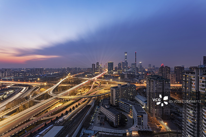 北京国贸北京中信大厦四惠桥晚霞夜景，北京电视台亮起射灯图片素材