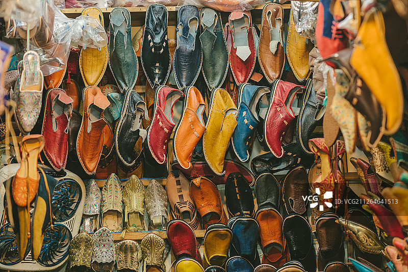 摩洛哥德吉玛广场中售卖的传统手工皮鞋图片素材